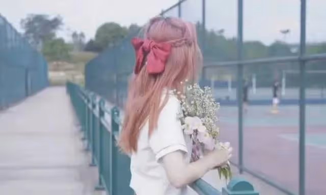 24歲女碩士去世,因為染粉色頭髮被網暴,被萬人羞辱造黃謠