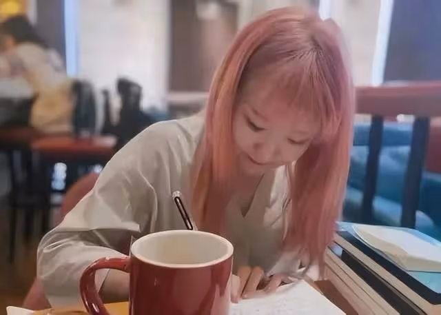 24歲女碩士去世，因為染粉色頭髮被網暴，被萬人羞辱造黃謠