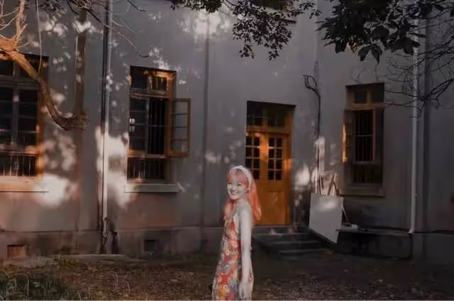 24歲女碩士去世，因為染粉色頭髮被網暴，被萬人羞辱造黃謠
