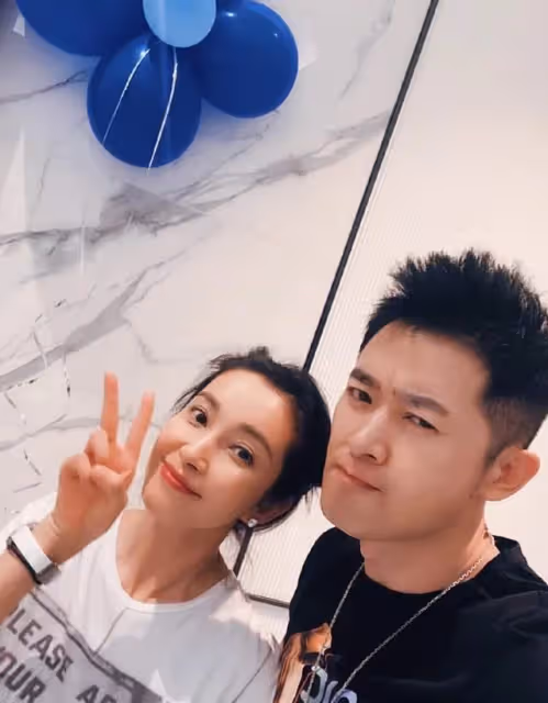 感動!任泉連續13年為李冰冰慶生,50歲李冰冰托腮賣萌依然嫩得像少女