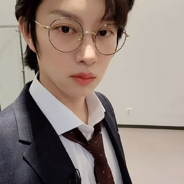 金希澈在跟擦邊女主播們玩?網友:還好和Twice momo分手了