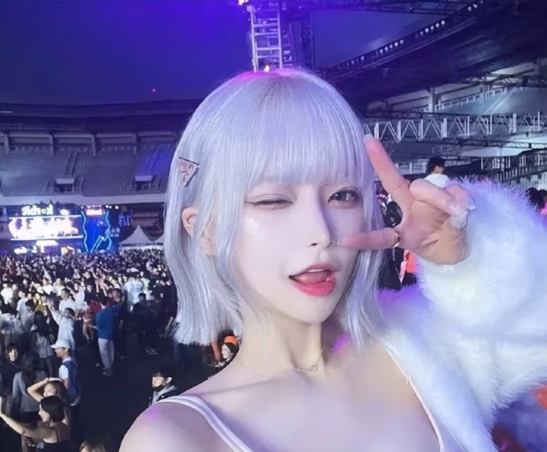 金希澈在跟擦邊女主播們玩?網友:還好和Twice momo分手了