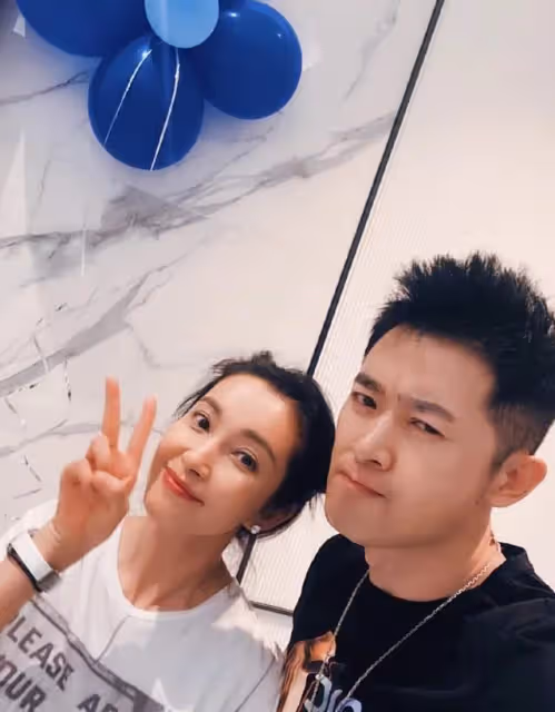 感動!任泉連續13年為李冰冰慶生,50歲李冰冰托腮依然嫩得像少女