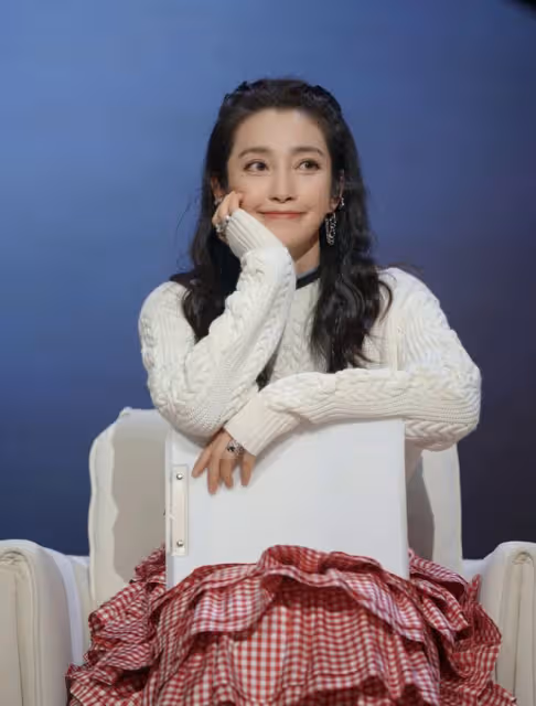 感動!任泉連續13年為李冰冰慶生,50歲李冰冰托腮依然嫩得像少女