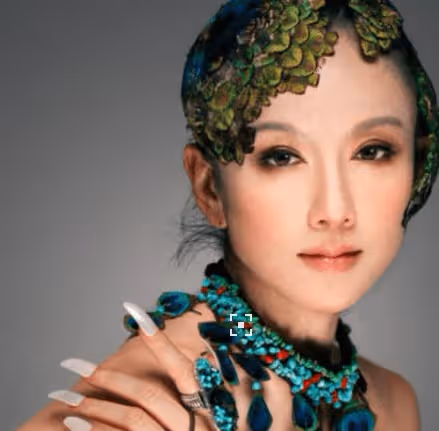 61歲楊麗萍因沒孩子被網爆，戚薇發文懟惡評：女性應該被尊重