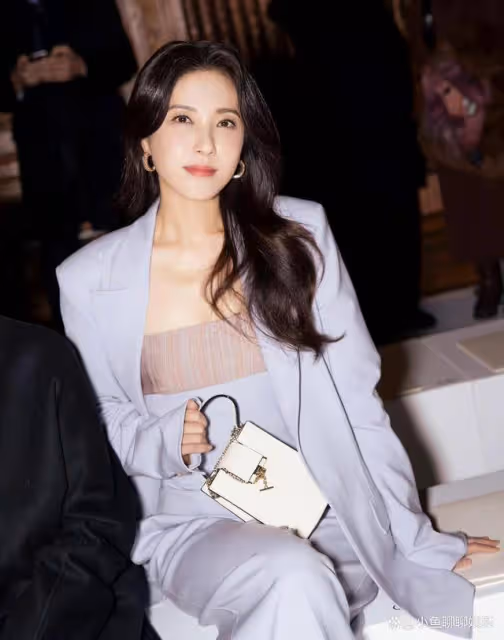 曾黎妹妹米蘭陪姐姐看秀，47歲曾黎比妹妹年輕，機場送別畫面感人