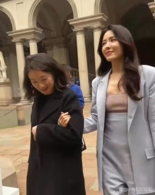 曾黎妹妹米蘭陪姐姐看秀，47歲曾黎比妹妹年輕，機場送別畫面感人