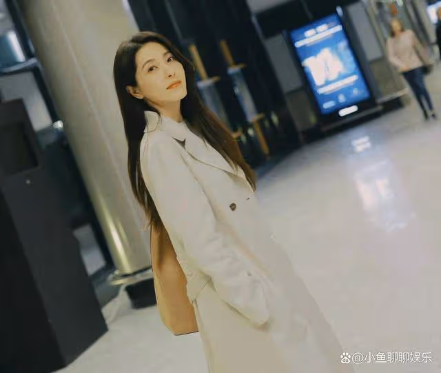 曾黎妹妹米蘭陪姐姐看秀，47歲曾黎比妹妹年輕，機場送別畫面感人