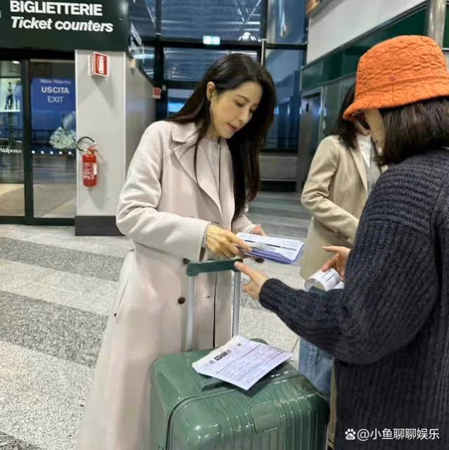 曾黎妹妹米蘭陪姐姐看秀，47歲曾黎比妹妹年輕，機場送別畫面感人