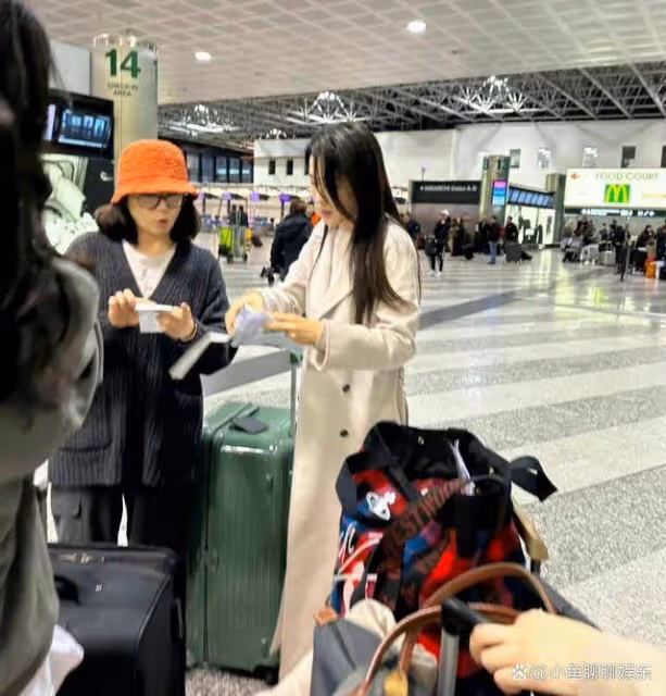 曾黎妹妹米蘭陪姐姐看秀，47歲曾黎比妹妹年輕，機場送別畫面感人