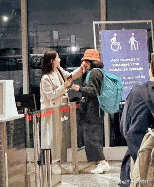 曾黎妹妹米蘭陪姐姐看秀，47歲曾黎比妹妹年輕，機場送別畫面感人