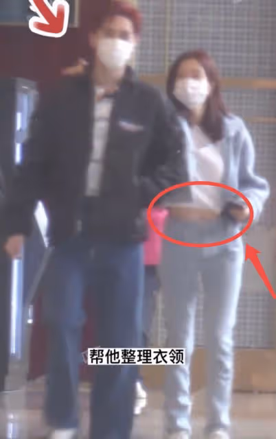 許魏洲攜妻外出,素人妻子為他整理衣領,露小蠻腰產後恢復迅速