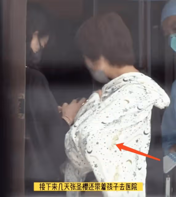 許魏洲攜妻外出,素人妻子為他整理衣領,露小蠻腰產後恢復迅速