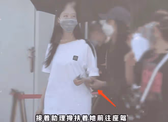 許魏洲攜妻外出,素人妻子為他整理衣領,露小蠻腰產後恢復迅速