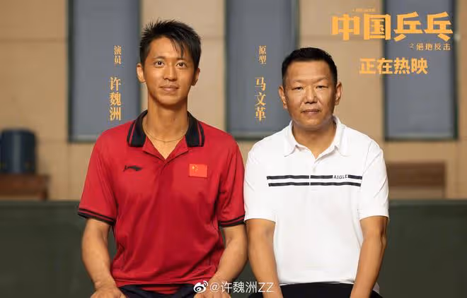 許魏洲攜妻外出,素人妻子為他整理衣領,露小蠻腰產後恢復迅速