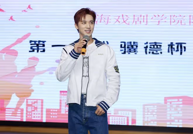 許魏洲攜妻外出,素人妻子為他整理衣領,露小蠻腰產後恢復迅速