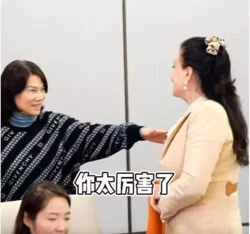 知名大V曝董明珠新戀情,是小她34歲的員工,被扒出同戴情侶手錶