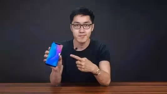 知名大V曝董明珠新戀情,是小她34歲的員工,被扒出同戴情侶手錶