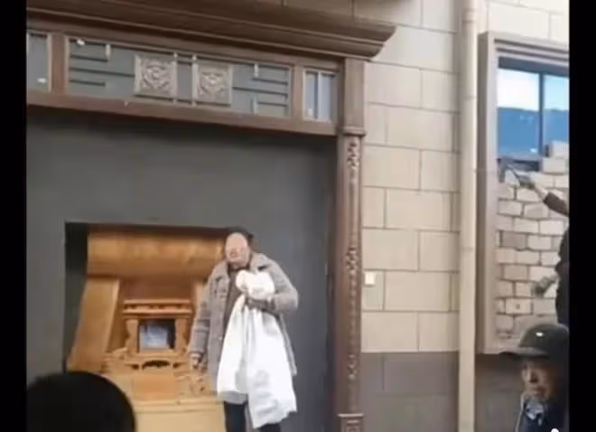 24歲網紅芳芳被殺後續:娘家找上門,公婆卻不露面,只能棺材封門