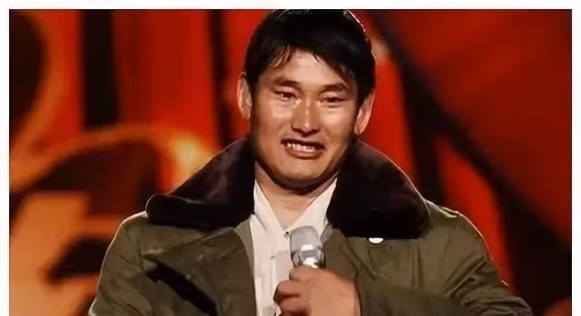 大衣哥:商演唱歌失誤,鞠躬道歉哽咽不已,下台痛哭直言沒臉吃飯