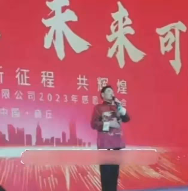 大衣哥:商演唱歌失誤,鞠躬道歉哽咽不已,下台痛哭直言沒臉吃飯