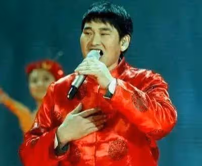 大衣哥:商演唱歌失誤,鞠躬道歉哽咽不已,下台痛哭直言沒臉吃飯