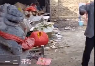 大衣哥:商演唱歌失誤,鞠躬道歉哽咽不已,下台痛哭直言沒臉吃飯