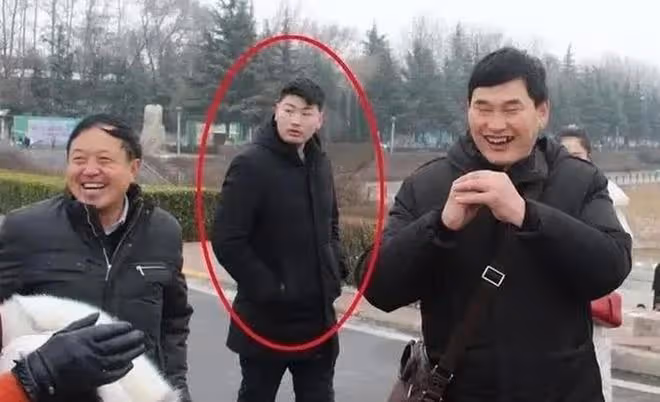 大衣哥:商演唱歌失誤,鞠躬道歉哽咽不已,下台痛哭直言沒臉吃飯