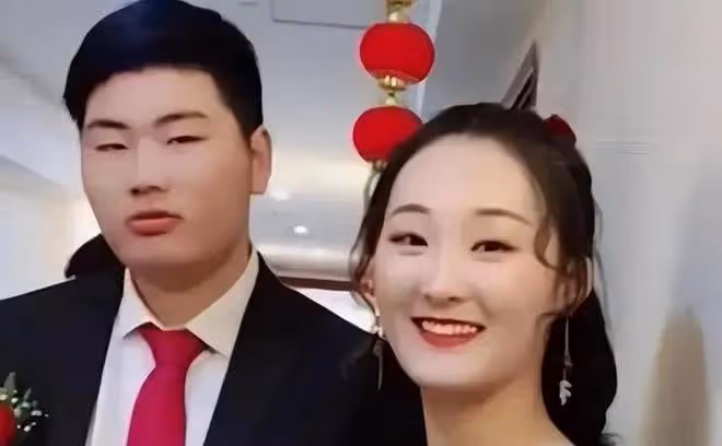 大衣哥:商演唱歌失誤,鞠躬道歉哽咽不已,下台痛哭直言沒臉吃飯
