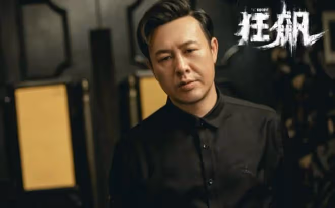 60歲范偉現身模樣顯蒼老,戴40元帽子毛髮已白,直誇張頌文好演員
