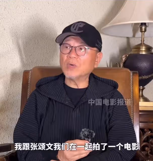60歲范偉現身模樣顯蒼老,戴40元帽子毛髮已白,直誇張頌文好演員