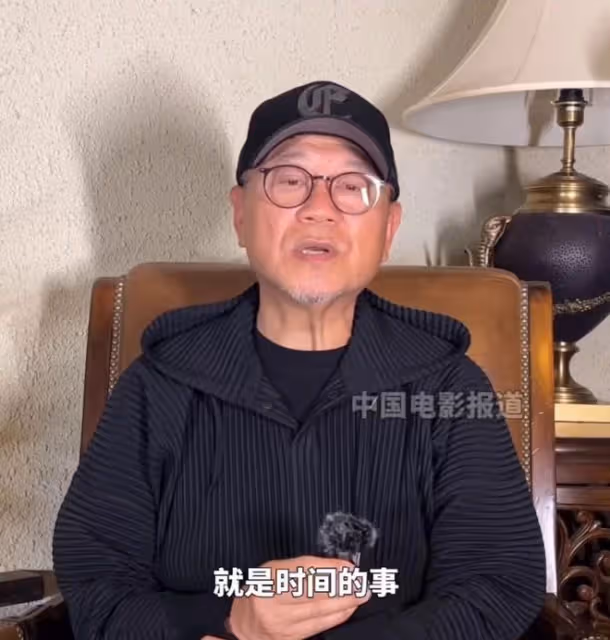 60歲范偉現身模樣顯蒼老,戴40元帽子毛髮已白,直誇張頌文好演員