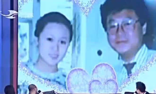 60歲范偉現身模樣顯蒼老,戴40元帽子毛髮已白,直誇張頌文好演員
