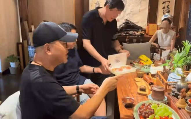 60歲范偉現身模樣顯蒼老,戴40元帽子毛髮已白,直誇張頌文好演員