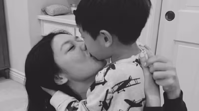 黎明前妻罕曬兒子，42歲樂基兒素顏出鏡，3歲Hunter抱著媽媽猛親