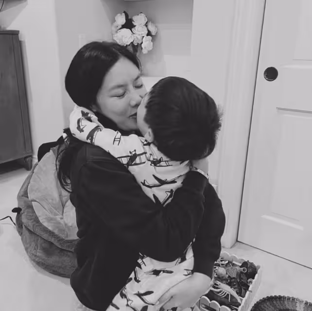 黎明前妻罕曬兒子,42歲樂基兒素顏出鏡,3歲Hunter抱著媽媽猛親