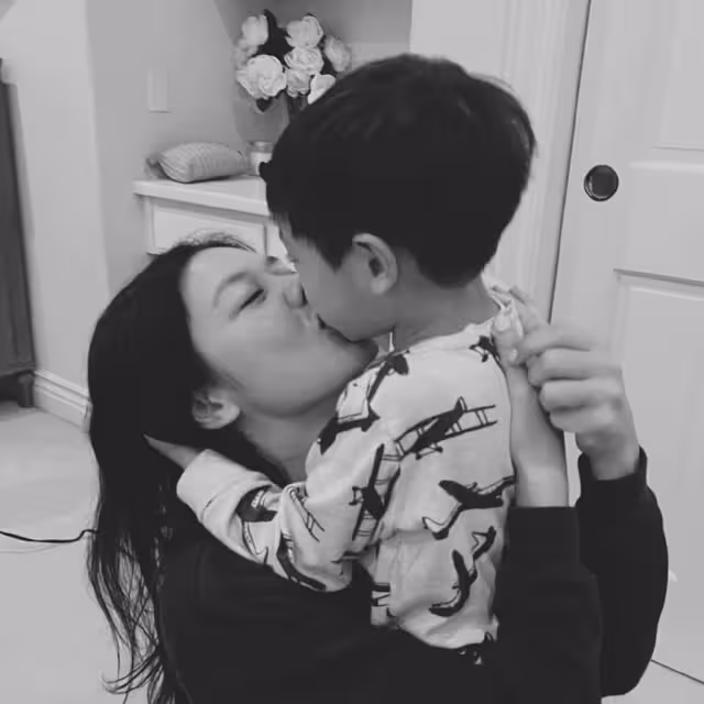 黎明前妻罕曬兒子,42歲樂基兒素顏出鏡,3歲Hunter抱著媽媽猛親