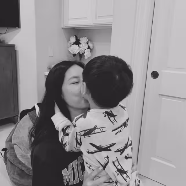 黎明前妻罕曬兒子,42歲樂基兒素顏出鏡,3歲Hunter抱著媽媽猛親