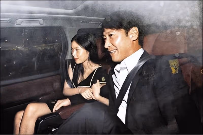 黎明前妻罕曬兒子,42歲樂基兒素顏出鏡,3歲Hunter抱著媽媽猛親