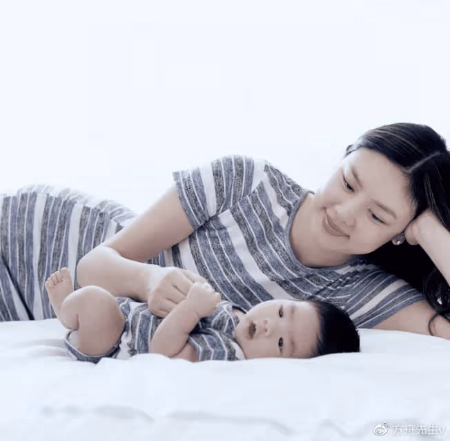 黎明前妻罕曬兒子,42歲樂基兒素顏出鏡,3歲Hunter抱著媽媽猛親