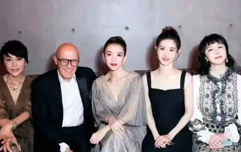 章子怡巴黎看秀和章澤天聚會,相談甚歡,二胎後的章澤天狀態很棒