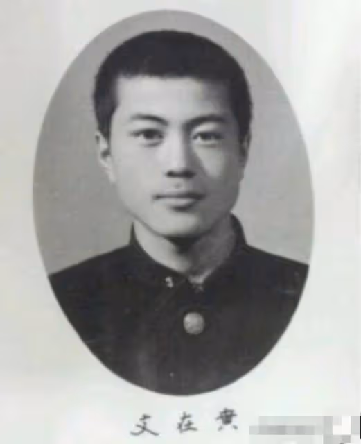 卸任後的文在寅:頭髮稀疏花白,坐在路邊吃泡麵,仿佛老了20歲