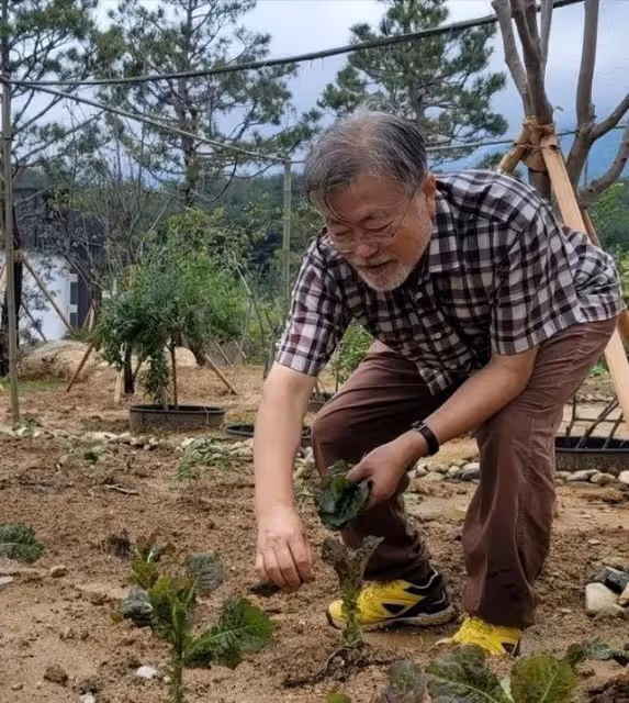 卸任後的文在寅:頭髮稀疏花白,坐在路邊吃泡麵,仿佛老了20歲