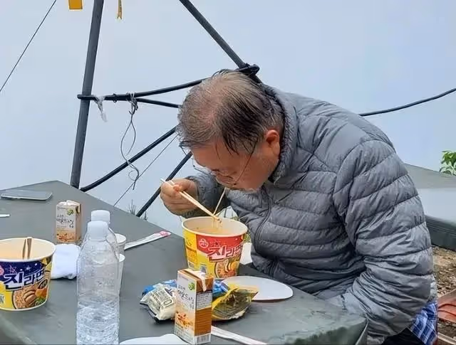 卸任後的文在寅:頭髮稀疏花白,坐在路邊吃泡麵,仿佛老了20歲