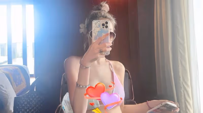 周揚青罕曬泳裝照，自稱不受限制媽媽也管不了，蜂腰事業線搶鏡