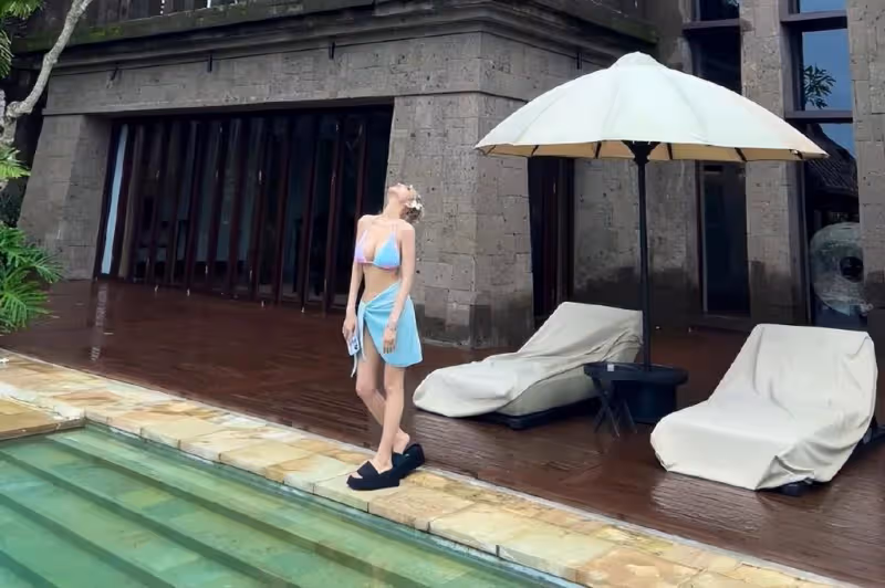 周揚青罕曬泳裝照,自稱不受限制媽媽也管不了,蜂腰事業線搶鏡