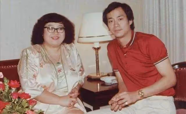 3段婚姻4個女兒,事業風光無限的鄭少秋,生活里對不起太多人