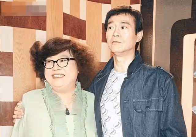 3段婚姻4個女兒,事業風光無限的鄭少秋,生活里對不起太多人