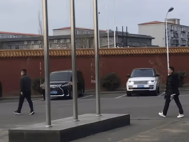 奶茶妹美國二胎產子後首現身，獲章子怡溫柔搭肩，產後身材已恢復