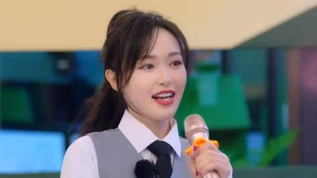 一首愛你，唐嫣引熱議！40歲卻宛若少女，網友細數起羅晉的功勞！